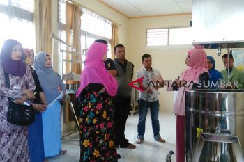 Pengusaha pengolahan susu di enam kabupaten/kota Sumbar belajar produksi keju di Padang Panjang