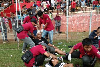Dua kubu suporter Persibat Batang bentrok