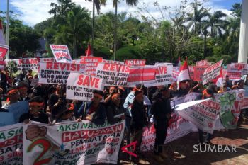 Pengusaha seluler tuntut pembatasan kartu telepon (video)