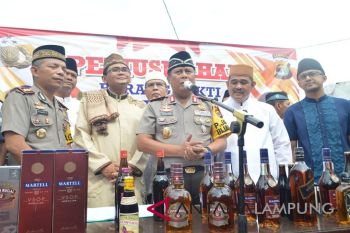 Kapolda Lampung pimpin pemusnahan ribuan botol minuman keras