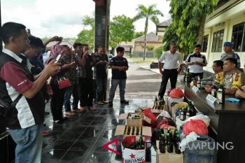 Polres Waykanan sita ratusan botol minuman keras