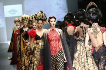 Kebaya kontemporer Indonesia undang decak kagum penonton peragaan busana di Budapest Hongaria