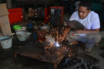 Kerajinan Logam Terancam Gulung Tikar