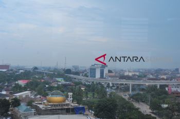 Pemandangan LRT Palembang dari atas gedung tinggi
