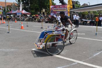 Polres Ponorogo Gelar Lomba Ketangkasan Becak (Video)