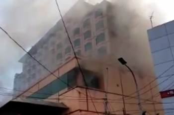 Api yang membakar hotel Novita Jambi belum padam