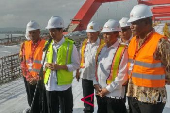 Presiden tinjau proyek pembangunan jembatan Holtekam