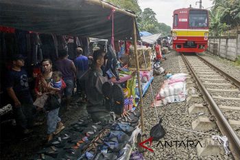 Pasar Pinggir Rel Kereta