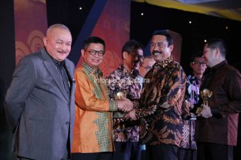 Bupati Paser Terima dua penghargaan Gubernur Kaltim