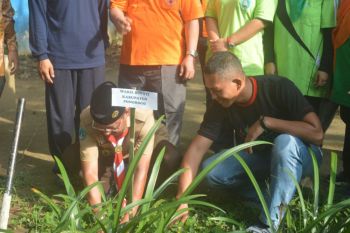 Pejabat dan Pelajar Ponorogo Peringati Hari Bumi