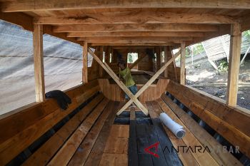 Produksi Perahu Terkendala Cuaca