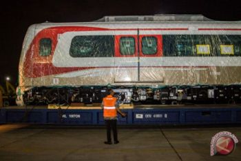 Rangkaian LRT tiba di Jakarta
