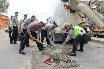 Satuan Lalu Lintas Polresta Bandarlampung cor jalan berlubang