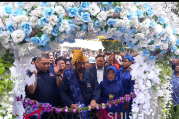 Surya Paloh berjalan kaki resmikan kantor Nasdem Sulteng (vidio)