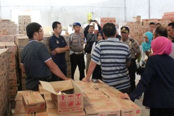 Polres Tolitoli sita ribuan kaleng ikan makarel bercacing