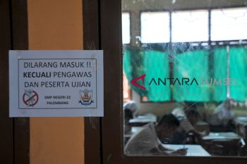 Seorang siswi kerjakan UNKP di tempat tidur