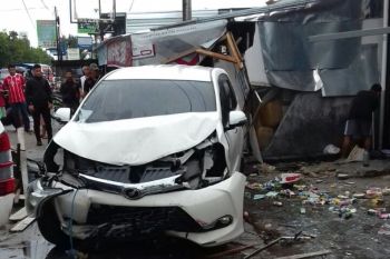 Mobil tabrak warung tewaskan seorang ibu pemiliknya