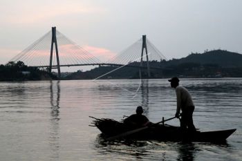 Nelayan melintasi kawasan Jembatan Barelang  ikon Pulau Batam
