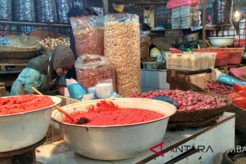 Pembeli mulai mengeluh, harga bawang masih bertahan Rp34.000 di Padang