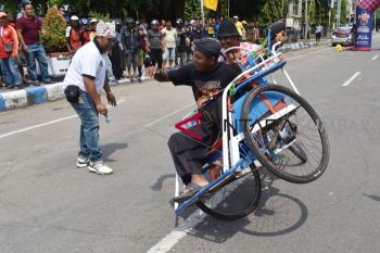 LOMBA KETANGKASAN BECAK