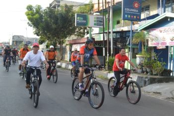 Pjs Bupati bersama Kapolda dan Wakajati bersepeda keliling Kota Kapuas