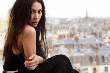Anggun kembali cetak sejarah lagu nya bertengger belasan pekan di Billboard