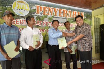 CP Prima serahkan sertifikat lahan petambak