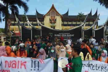 Ratusan mahasiswa berunjuk rasa tuntut ketersediaan BBM bersubsidi di Sumbar