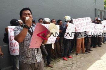 Puluhan massa  demo minta DPT Palembang dibatalkan