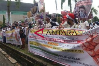 Pembatasan satu NIK ponsel, massa datangi DPRD Sumsel
