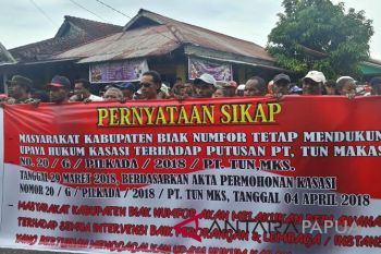 Ratusan warga berdemo di KPU Biak Numfor