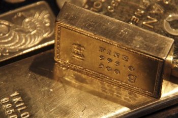 Emas berjangka naik didukung pelemahan tajam dolar AS