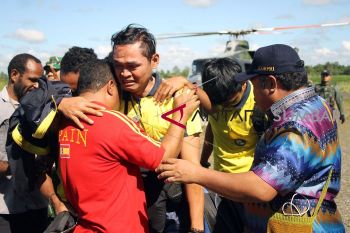 TNI evakuasi 13 guru dari Aroanop