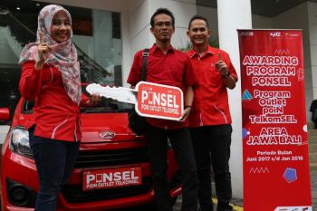 Telkomsel menyerahkan hadiah mobil program Ponsel