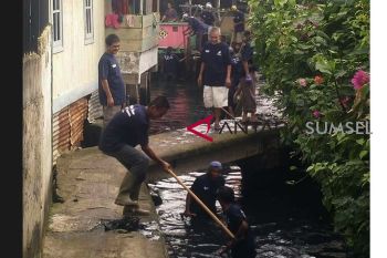 Seribu warga bersihkan sungai Palembang dukung program BUMN (video)