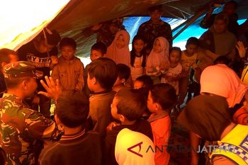 Anggota TNI-Polri hibur anak pengungsi korban gempa (VIDEO)