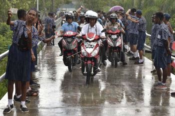 Artikel - Politik bersepeda motor ala Jokowi
