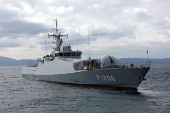 Kapal perang HMS Albion milik Inggris bersandar di Tanjung Priok Jakarta