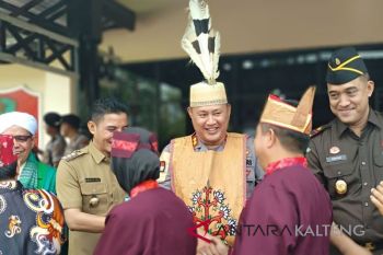 Kapolres Kotim Muchtar Supiandi Siregar mendapat gelar adat Dayak