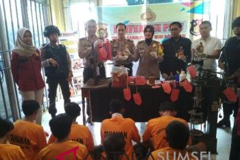 Polisi ringkus delapan tersangka pengoplos minuman keras