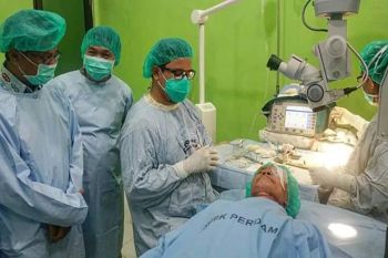 63 warga diberi pengobatan katarak gratis oleh Pemkab Barut