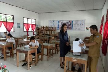 Wakil Ketua Komisi D pantau USBN hari pertama di SMP 10