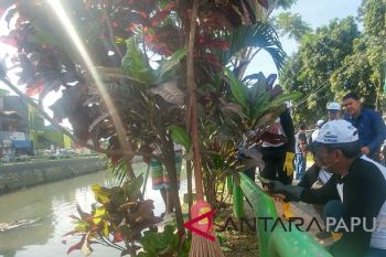 Pegadaian Jayapura bayar warga untuk bersihkan lingkungan