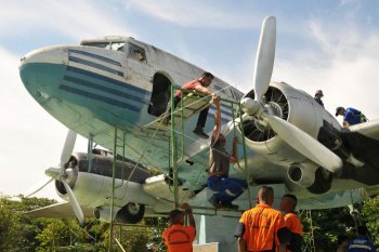 Pemugaran Replika Pesawat RI 001