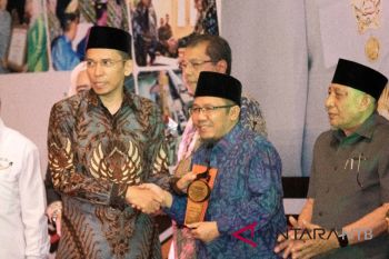 Bupati Lombok Utara terima penghargaan pembangunan