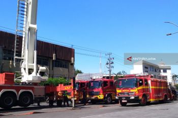 Dua "Bronto Skylift" Padamkan Kebakaran di TP 6 (Video)