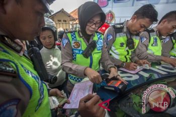 Kapolres Mataram: berkendara sambil menelepon akan ditilang
