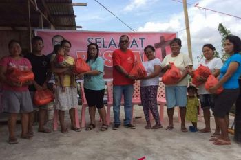 Rayakan Paskah Legislator Ronny Makawata Berbagi Kasih
