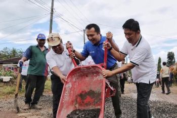 Ridho Ficardo Bergotong Royong Bersama Warga Lampung Timur