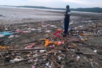 Sampah di pantai Muara Siberut, Danlamal: saya prihatin